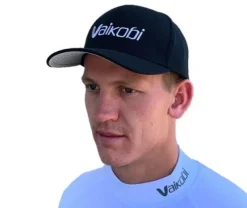 VAIKOBI PERFORMANCE MESH HAT LOGO - BLACK